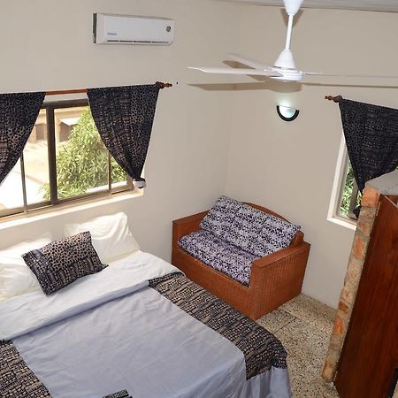 אקרה The Sleepy Hippo Hotel מראה חיצוני תמונה