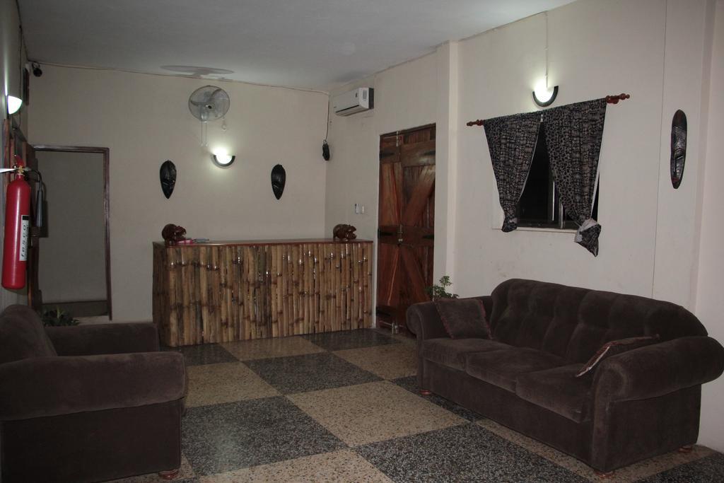 אקרה The Sleepy Hippo Hotel מראה חיצוני תמונה